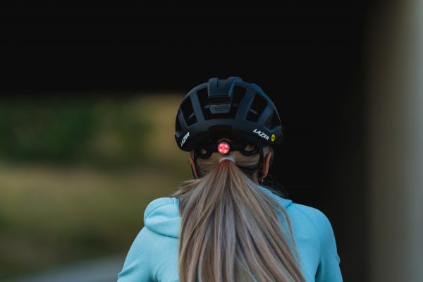 cyklist med hjälm