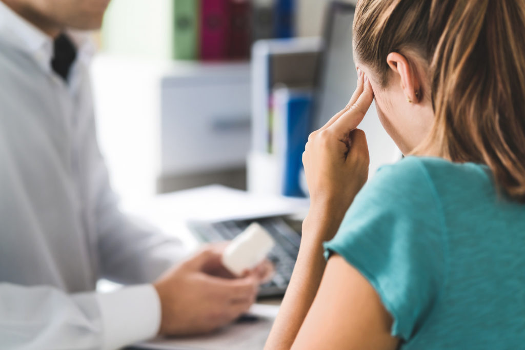 Kvinnlig patient lider av hjärnskakning.