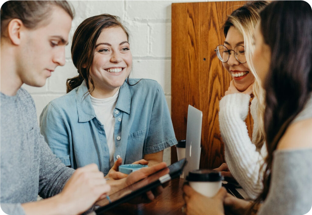 Fyra unga vuxna som umgås.