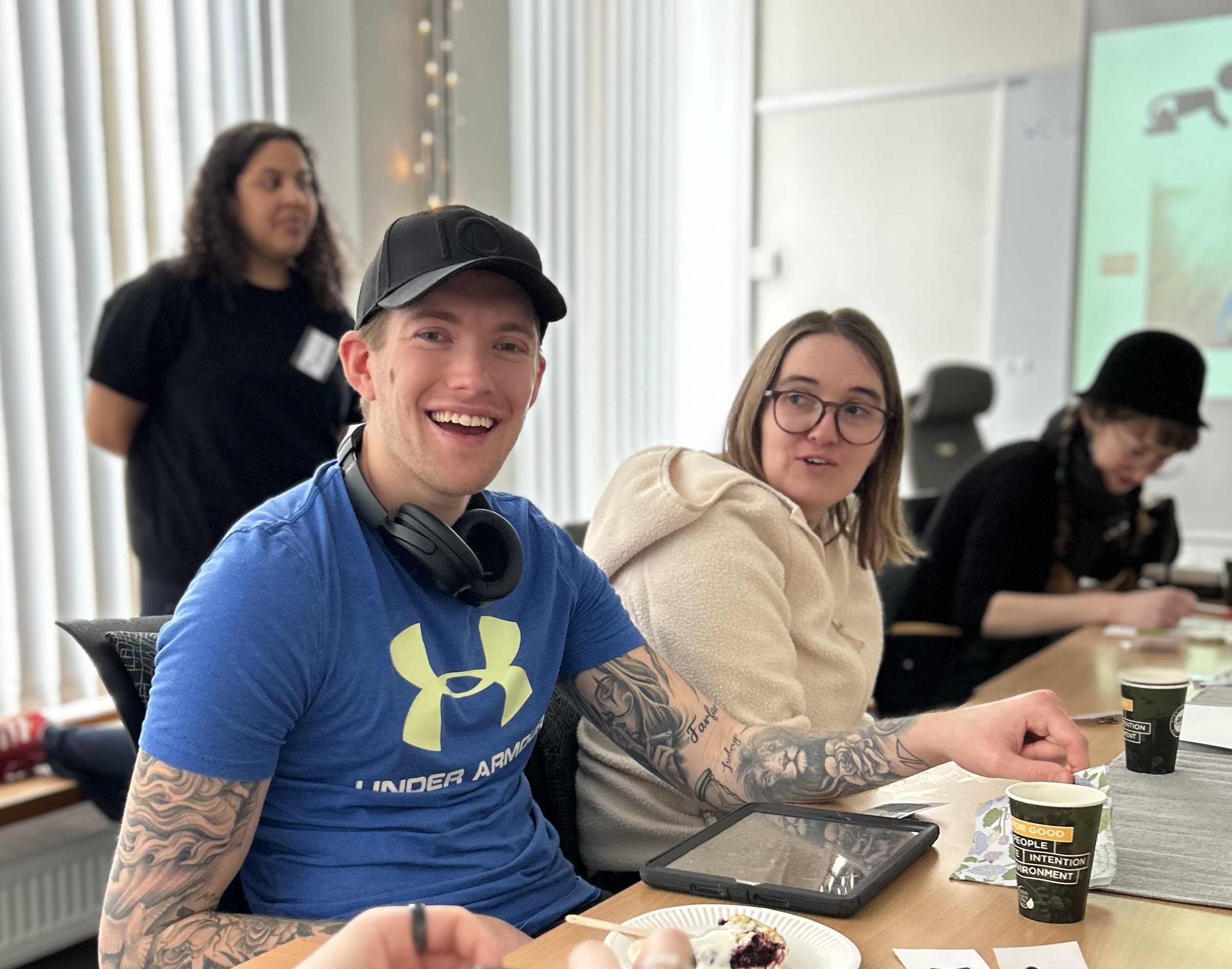 Ungdomar vid bord som ler.