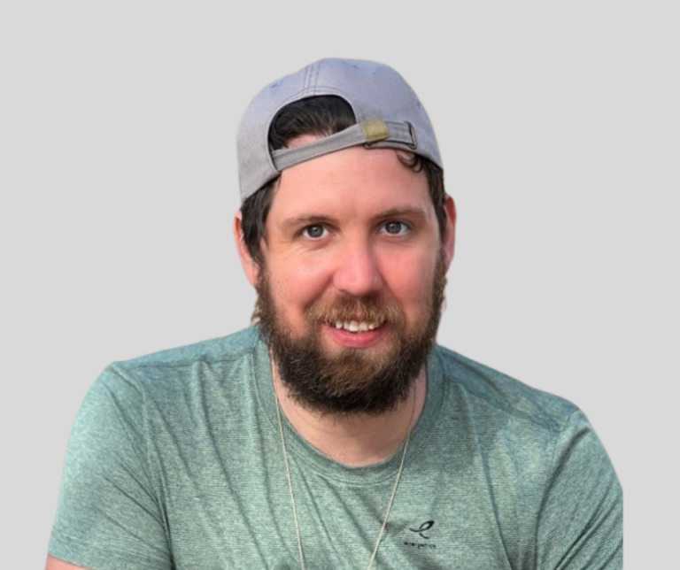 Porträtt på man i t-shirt och keps.