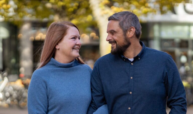 Par som tittar kärleksfullt på varandra.