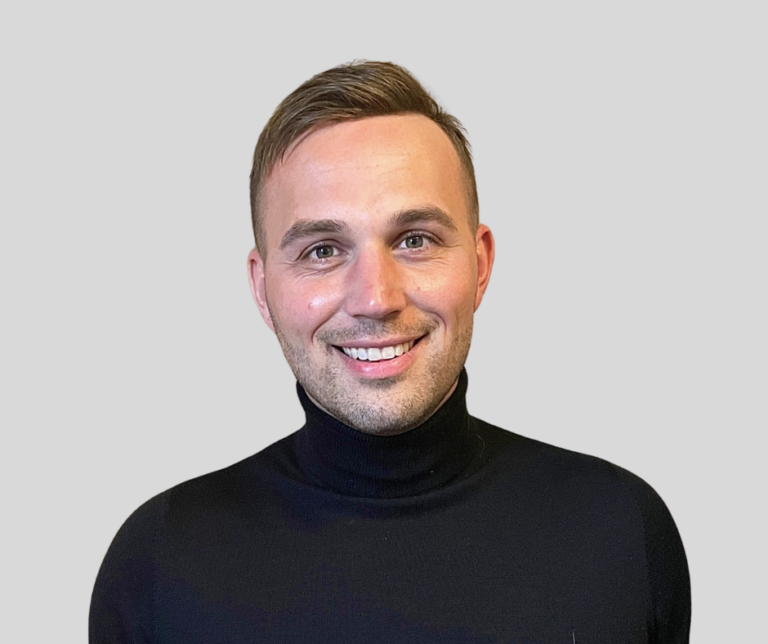 Porträtt på man som ler.