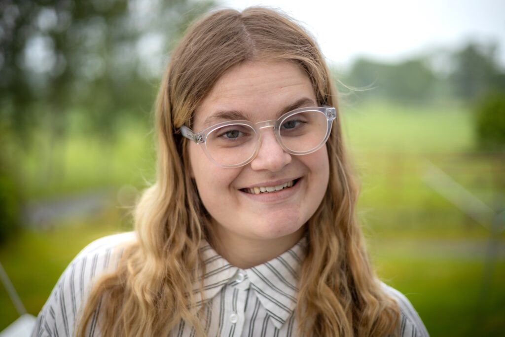 Porträtt på tjej som ler.