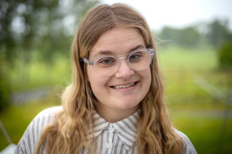 Porträtt på tjej som ler.