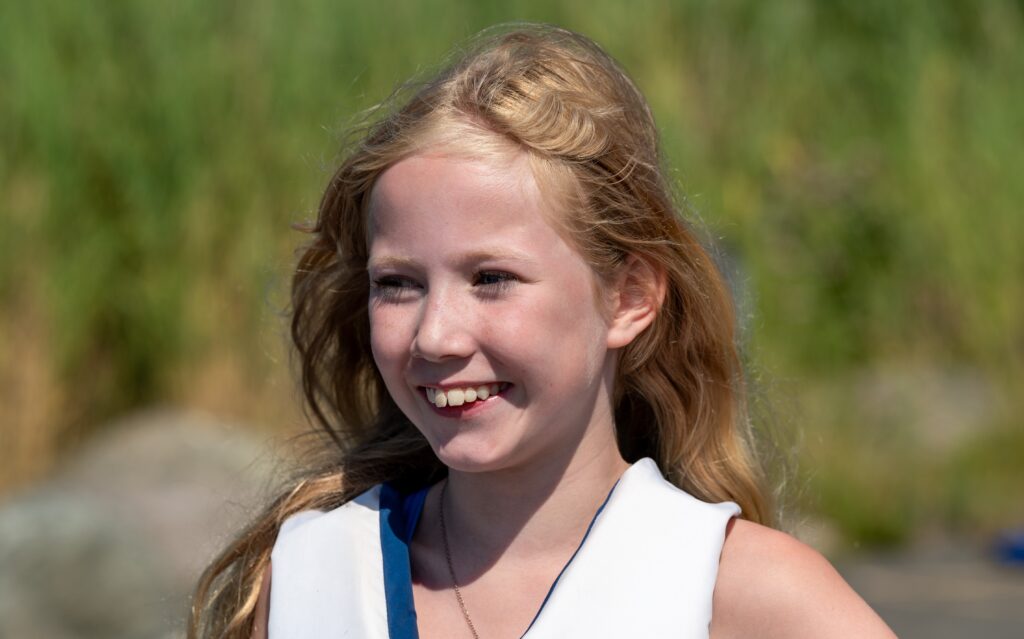 Porträtt på tjej som ler.