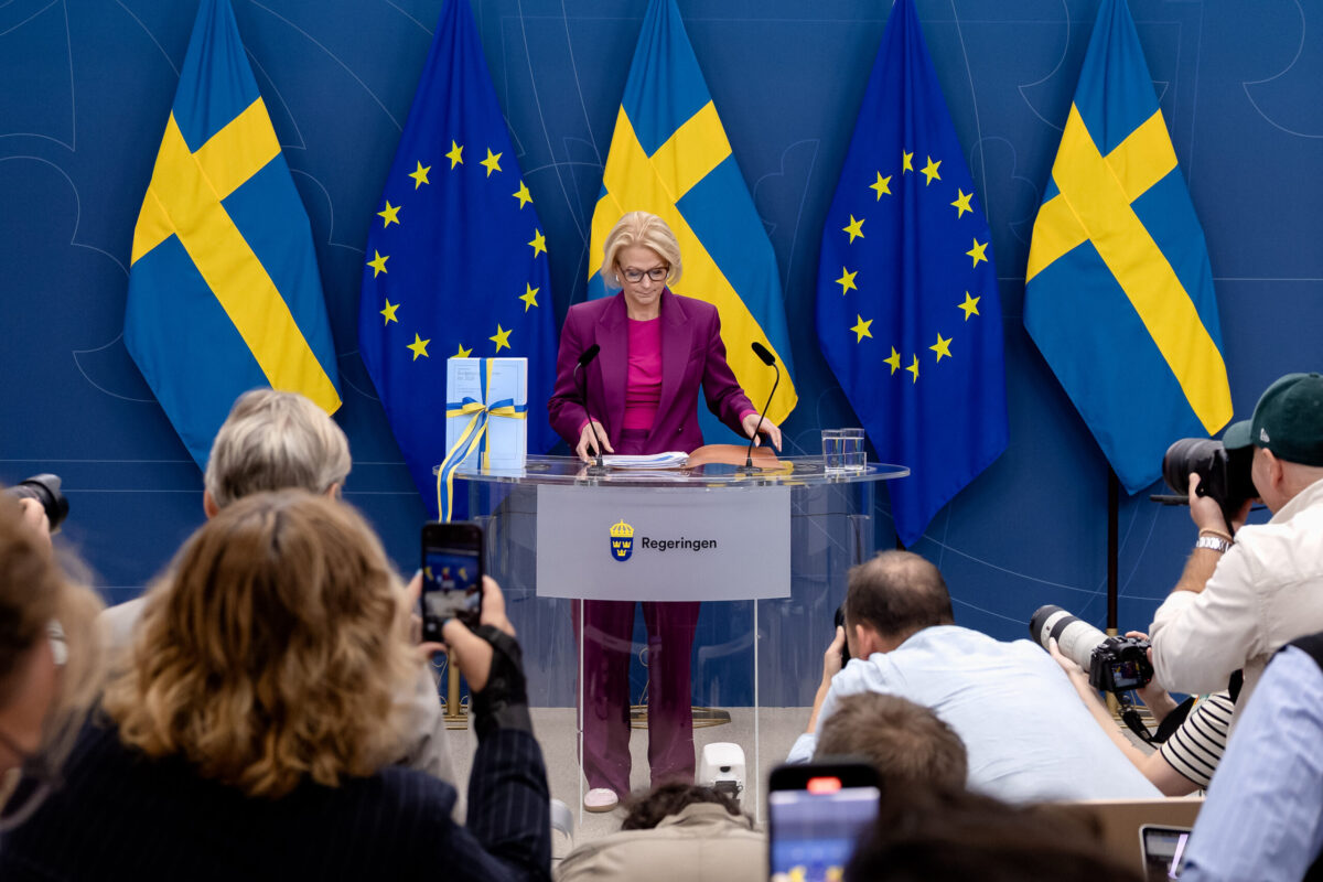 Bilden visar finansminsitern som håller pressträff efter att ha överlämnat höstbudgeten.