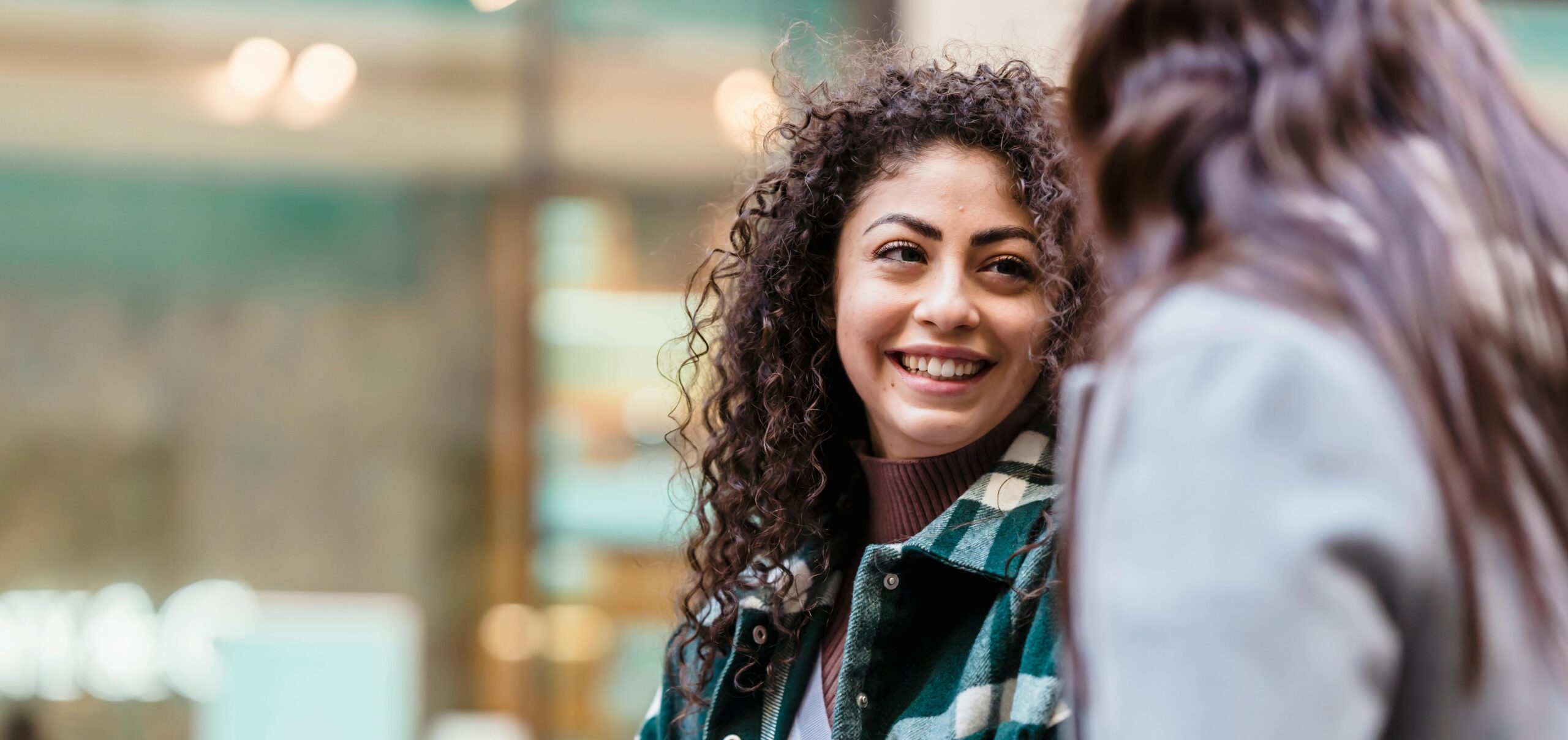 Två unga kvinnor som pratar