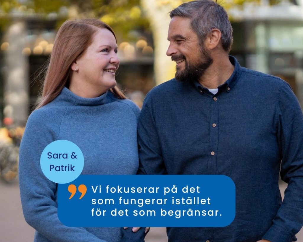 Patrik och Sara står bredvid varandra och ler mot varandra