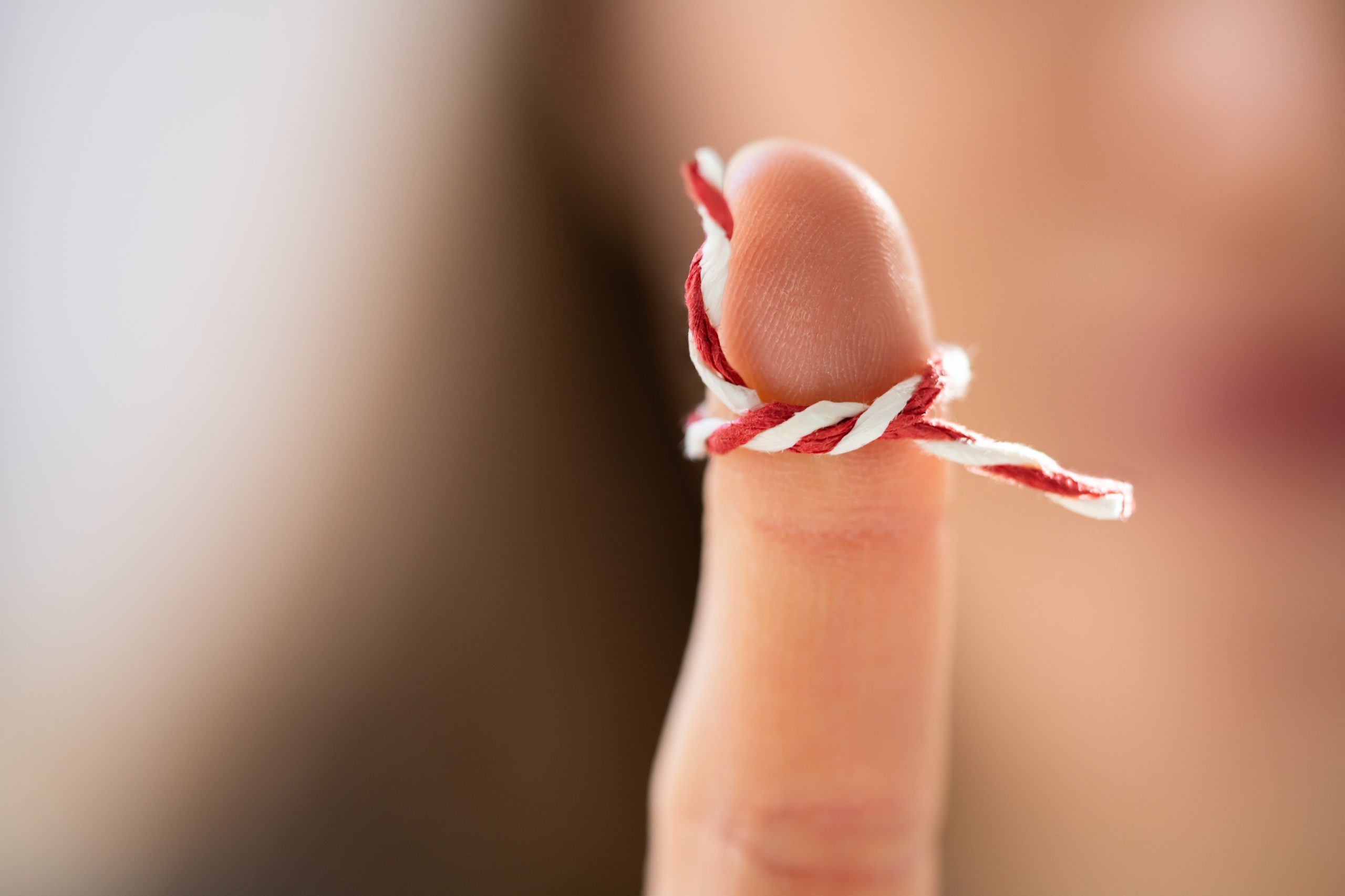 Kom-ihåg-snöre runt fingret.