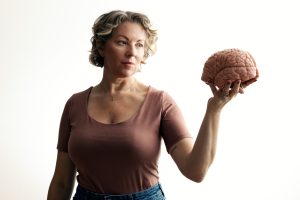 Lisa Thompson ser på en modellhjärna i en Hamlet-liknande pose.
