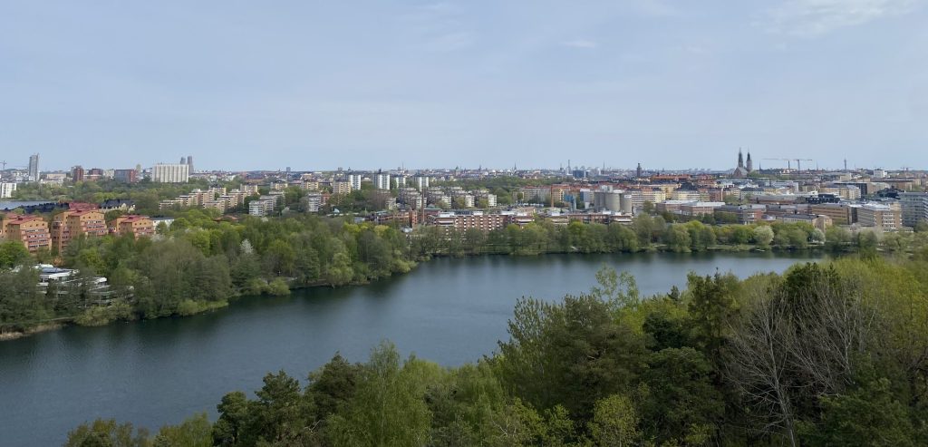 Vy över vatten och Stockholm från söder.