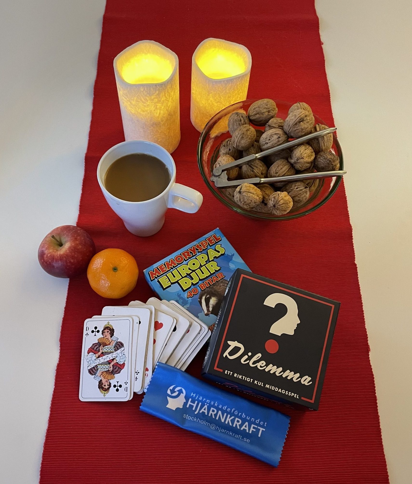 Spel, ljus, kaffekopp.