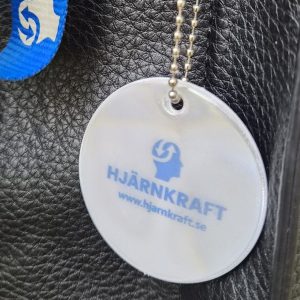 Reflex hängande på en väska.