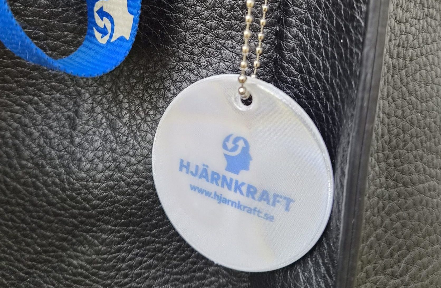 Reflex hängande på en väska.